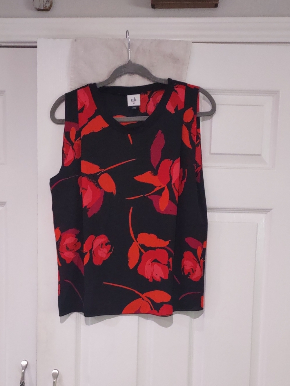 cabi Black Tank with Red & Pink Floral Print Size XS EUC